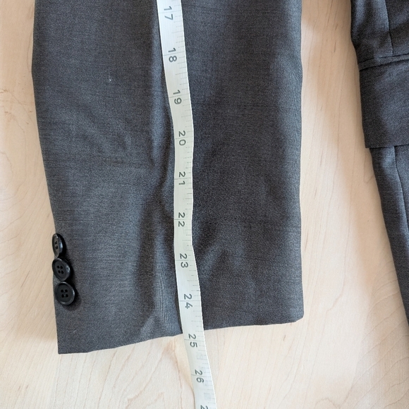 Hugo Boss Gray Sport Coat with Structured Silhouette - Picture 12 of 12